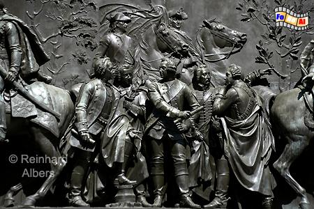 Auf dem Sockel des Denkmals f�r Friedrich II. sind 74 f�hrende Zeitgenossen dargestellt, �berwiegend Gener�le., Berlin, Denkmal, Friedrich der Gro�e, Reiterstandbild, Unter den Linden, Rauch