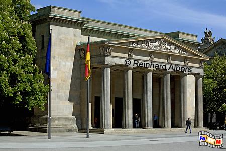 Die Neue Wache Unter den Linden ist heute Gedenkst�tte f�r die Opfer von Krieg und Gewaltherrschaft, Berlin, Neue Wache, Unter den Linden, Schinkel