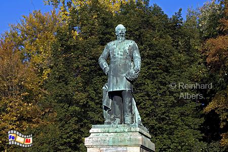 Denkmal fr Albrecht von Roon (1803-79) am Groen Stern.
Roon war preuischer Kriegsminister und wurde 1873 zum Feldmarschall ernannt., Berlin, Roon, Denkmal, Groer Stern, Albers, Foto, foreal