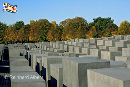 2711 Stelen zur Erinnerung an die ca. 6 Millionen whrend des Zweiten Weltkriegs ermordeten Juden., Berlin, Gedenksttte, Holocaust, Stelen, Eisenmann, Foto, foreal, Albers