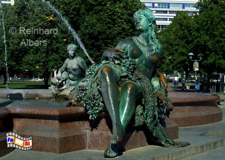 Neptunbrunnen auf dem Platz vor dem Roten Rathaus, Berlin, Neptunbrunnen, Albers, foreal, Foto