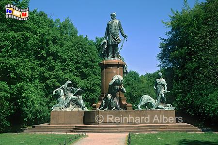 Das Denkmal fr den Reichskanzler Otto von Bismarck wurde 1901 am Knigsplatz (heute Platz der Republik) vor dem Reichstag enthllt. 1938 wurde es von den Nazis an seinen heutigen Standort am Groen Stern versetzt, weil es bei den Planungen der zuknftigen 
