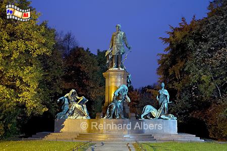 Das von Reinhold Begas entworfene Bismarck Denkmal am Groen Stern im Tiergarten zhlt mit einer Gesamthhe von 15 m, einer Breite von 20 m und einer Tiefe von 12 m zu den grten Monumenten in Berlin., Berlin, Bismarck, Denkmal, Groer Stern, Albers, Foto, foreal