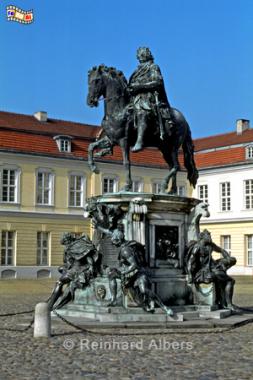Reiterstandbild des Groen Kurfrsten im Ehrenhof von Schloss Charlottenburg wurde 1696 nach einem Entwurf von Andreas Schlter geschaffen., Berlin, Schloss, Charlottenburg, Groer Kurfrst, Andreas Schlter, Foto, foreal, Albers,