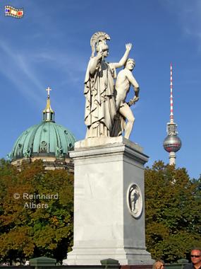 Schlossbrcke mit Berliner Dom und Fernsehturm im Hintergrund., Berlin, Schlossbrcke, Berliner Dom, Fernsehturm, Foto, Albers, foreal,