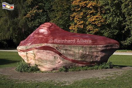 Tiergarten, umstrittener (weil geklauter) Stein aus S�damerika als Teil eines 