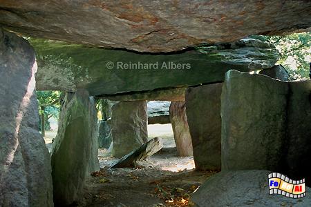 Das Steinensemble LA Roche-aux-Fes ist das grte seiner Art in der Bretagne. Es besteht aus 42 mchtigen Steinen, die bis zu 45 t schwer sind., Bretagne, Dolmen, Alle, Roche, Fes