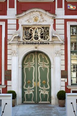 Eingang zum Uphagenhaus. Das Gebude wurde fr den Ratsherrn Johann Uphagen unter Leitung von Johann Benjamin Dreyer bis 1787 gebaut. Stilmig vereint es Elemente des Sptbarocks, des Rokokos und frhen Klassizismus., Polen, Danzig, Gdańsk, Rechtstadt, Albers, Foto, foreal