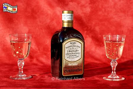 Danziger Goldwasser - Eine Spezialit�t der Stadt. In dem sehr s�sslichen Lik�r schwimmt hauchd�nnes Rauchgold., Polen, Danzig, Gdańsk, Rechtstadt, Frauengasse, Ulica, Mariacka, Goldwasser, Albers, Foto, foreal