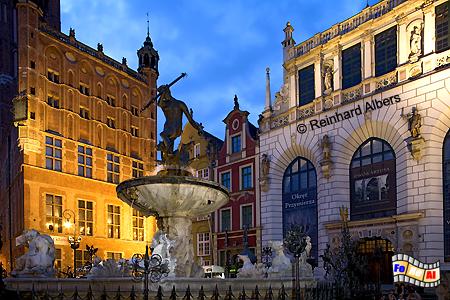 Długi Targ (Langer Markt). Der neben dem Rathaus und vor dem Artushof gelegene Neptunbrunnen. , Polen, Danzig, Gdańsk, Neptunbrunnen, Langer, Markt, Długi, Targ, Albers, Foto, foreal