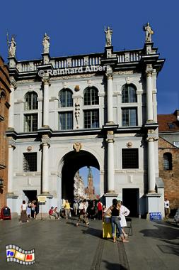 Złota Brama (Goldenes Tor oder zuvor Langgasser Tor).
1612-14 nach einem Entwurf von Abraham van dem Blocke im Stil der italienischen Renaissance errichtet. Das als Triumphbogen gestaltete Tor verfgt unten ber korinthische und oben ber dorische Sulen., Polen, Danzig, Gdańsk, Rechtstadt, Ulica Długa, Langgasse, Goldenes Tor, Brama, Albers, Foto, foreal