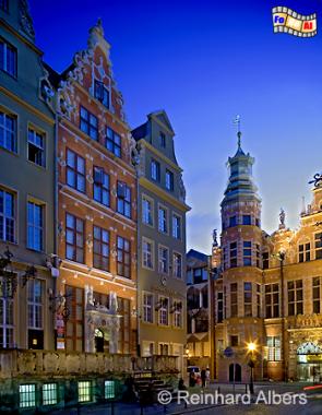 Ul. Piwna (Jopengasse) mit dem Hans-von-Eden-Haus im Bild links und dem Zeughaus im Hintergrund rechts., Polen, Danzig, Gdańsk, Rechtstadt, Zeughaus, Arsenal, Piwna, Jopengasse, Albers, Foto, foreal