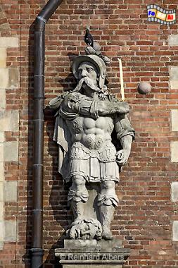 Figur an der Fassade des Groen Zeughauses., Polen, Danzig, Gdańsk, Rechtstadt, Zeughaus, Arsenal, Wappen, Albers, Foto, foreal