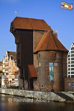 Gdańsk (Danzig) - Das Krantor verfgt ber 2 Hebekrne in unterschiedlicher Hhe., Polen, Danzig, Gdańsk, Lange Brcke, Długi, Pobrzeże, Krantor, Mottlau, Albers, Foto, foreal