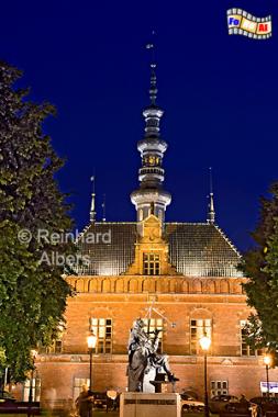 Gdańsk (Danzig) - Das Rathaus der Altstadt (1587-95) mit dem Denkmal fr den Astronomen Jan Hevelius., Polen, Danzig, Gdańsk, Altstadt, Obbergen, Rathaus, Manierismus, Hevelius, Albers, Foto, foreal