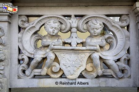 Długi Targ (Langer Markt).
Verzierte Balustrade eines Beischlages., Polen, Danzig, Gdańsk, Długi, Targ, Langer, Markt, Rechtstadt, Beischläge, Bürgerhäuser, Albers, Foto, foreal