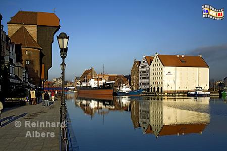Mottlau - Im Krantor und den drei gegenberliegenden Speichern befindet sich das  Meeresmuseum., Polen, Danzig, Gdańsk, Mottlau, Meeresmuseum, Krantor, Speicher, foreal, Foto, Albers