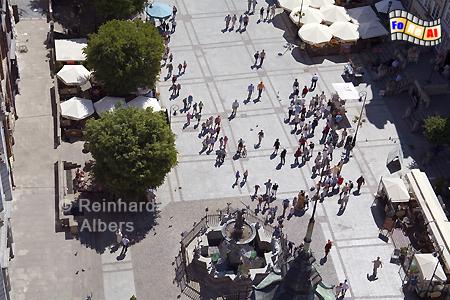 Blick vom Rathausturm auf den Langen Markt mit dem Neptunbrunnen., Polen, Danzig, Gdańsk, Długi, Targ, Langer, Markt, Rechtstadt, Neptunbrunnen, Fontana, Albers, Foto, foreal