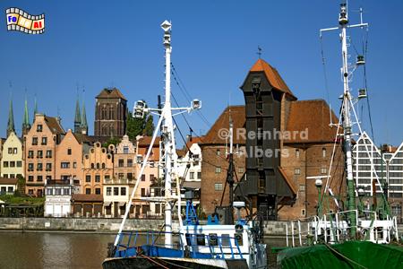 Gdańsk (Danzig) - Das Krantor (poln. Żuraw) wurde 1442-44 errichtet. Mit Hilfe von zwei ca. 6 m im Durchmesser gro�en Trettrommeln konnten Lasten in 11 und 27 m H�he gehoben werden., Polen, Danzig, Gdańsk, Lange Br�cke, Długi, Pobrzeże, Krantor, Mottlau, Albers, Foto, foreal