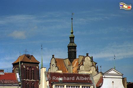 Im Bild links der Turm der Marienkirche , 