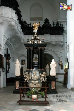 Trzebnica (Trebnitz) - Grabmal (1680) der Heiligen Hedwig in einer Kapelle der Klosterkirche., Polen, Polska, Schlesien, Kloster, Zisterzienser, Hedwig, Trebnitz, Trzebnica