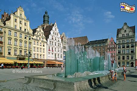 Wrocław (Breslau) - Brunnen auf dem Rynek (Ring). Im Hintergrund die Elisabethkirche., Polen, Polska, Breslau, Wrocław, Rynek, Ring, Brunnen