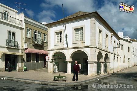 Lagos - Unter den Arkaden dieses Hauses wurden 1444 erstmals auf europischem Boden Negersklaven verkauft., Portugal, Algarve, Lagos, Sklaven, Neger, Albers, Foto, foreal,