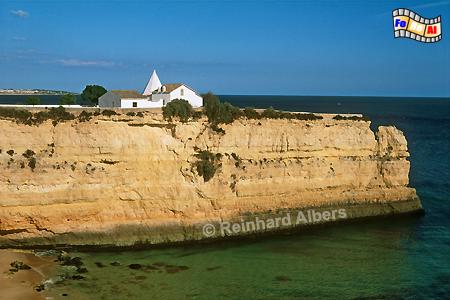 Ermida da Nossa Senhora da Rocha westlich von Arma��o de P�ra auf einem 35 m hohen Felsvorsprung., Portugal, Algarve, Arma��o de P�ra, 