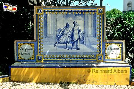 Portimo - Largo 1 Dezembro: Fliesenbild zur Erinnerung an die Ausrufung der Republik im Oktober 1910., Portugal, Algarve, Portimo, Largo, Azulejos, Platz, Albers, Foto, foreal.