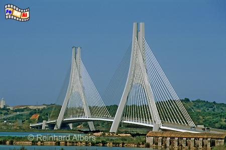 Brcke ber den Rio Arade bei
Portimo, Portugal, Algarve, Portimo, Rathaus, Brcke, Rio Arade, Albers, Foto foreal.