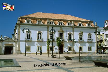 Portim�o - Rathaus mit neu gestaltetem Springbrunnen., Portugal, Algarve, Portim�o, Rathaus, C�mara Municipal, Albers, Foto foreal.