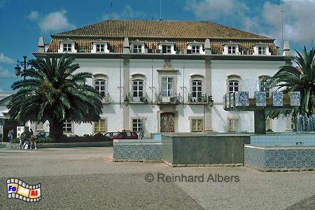 Portimo - Rathaus mit  Springbrunnen (frherer Zustand)., Portugal, Algarve, Portimo, Rathaus, Cmara Municipal, Albers, Foto foreal.