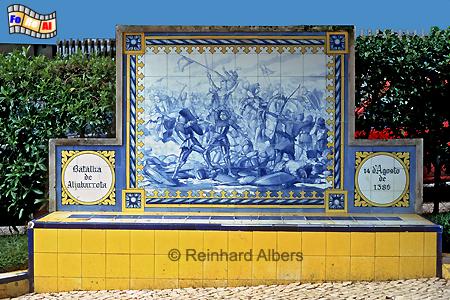 Portimo - Largo 1 Dezembro, auf 10 Sitzbnken mit Azulejos werden die wichtigsten Ereignisse der port. Geschichte dargestellt., Portugal, Algarve, Portimo, Largo, Platz, Albers, Foto foreal.