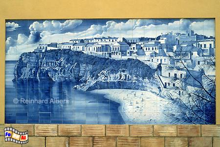 Ortskern und Bucht von Carvoeiro auf bemalten Fliesen (Azulejos)., Portugal, Algarve, Carvoeiro, Azulejos, Foto, Albers, foreal,