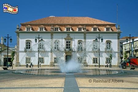 Portimo - Rathaus mit neu gestaltetem Springbrunnen., Portugal, Algarve , Portimo, Rathaus, Cmara Municipal, Albers, Foto foreal.