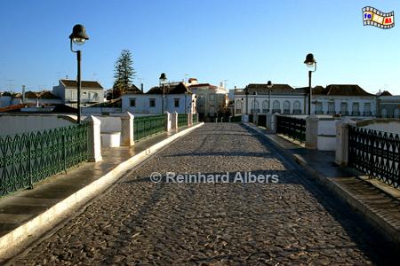 Tavira - Ponte Romana, schon die Rmer errichteten an dieser Stelle eine Brcke, die heutige ist eine Rekonstruktion aus dem 17. Jh., Portugal, Algarve, Tavira, Gilo, Rio, Albers, Foto, foreal,