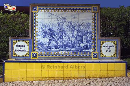 Portimo - Largo 1 Dezembro. Azulejosbild zur Erinnerung an die Schlacht von Aljbarrota am 14. Aug. 1385, in der sich die Portugiesen ihre Unabhngigkeit sicherten., Portugal, Algarve, Portimo, Largo, Azulejos, Platz, Albers, Foto, foreal.