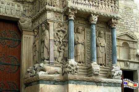 Arles - Das Portal der Kirche Saint Trophime gilt als Meisterwerk der provenzalischen Romanik., Frankreich, France, Provence, Arles, Trophime, Portal, Kirche, Romanik, foreal, Albers