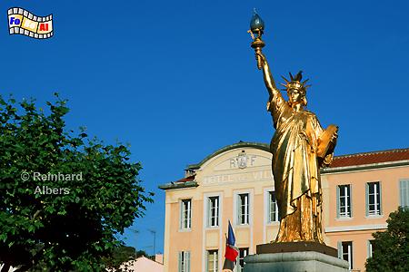 In Saint Cyr-sur-Mer an der Cte d Azur steht vor dem Rathaus eine vergoldete (verkeinerte) Replik der Freiheitsstaute., 