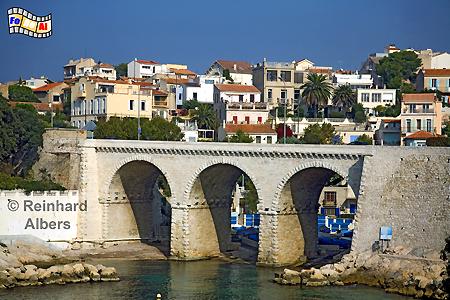 Viadukt am Mittelmeer in Marseille.
Dahinter befindet sich der alte Fischerhafen im Vallon des Auffes., Frankreich, France, Provence, Marseille, Hafen, Fischer, Vallon, Auffes, foreal, Albers