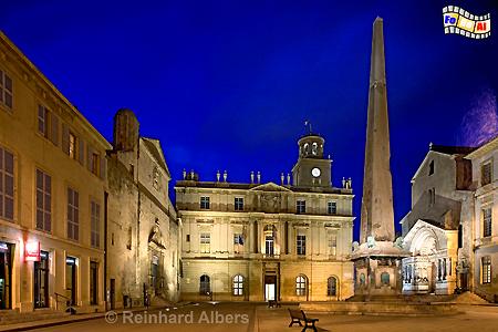 Arles - Place de la R�publique mit Rathaus, Obelisk und Kirche Saint-Trophime., Frankreich, France, Arles, Provence, Trophime, Rathaus, foreal, Albers,