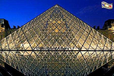 Louvre - Pyramide, entworfen von amerikanischen Architekten chinesischer Abstammung Ieoh Ming Pei., Frankreich, France, Paris, Louvre, Pyramide, Ming, Pei, Albers, foreal,