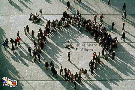 Straenknstler mit Publikum vorm Centre Pompidou., Frankreich, France, Paris, Centre, Pompidou, Beaubourg, Albers, foreal,