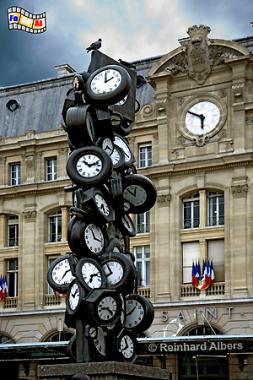 Uhrenskulptur des Knstlers Armand Pierre Fernandez aus dem Jahr 1985 vor dem Gare Saint Lazare , Paris, Gare, Lazare, Arman, Fernandez, Uhrenskulptur, Horloge, Albers, Foto, foreal,