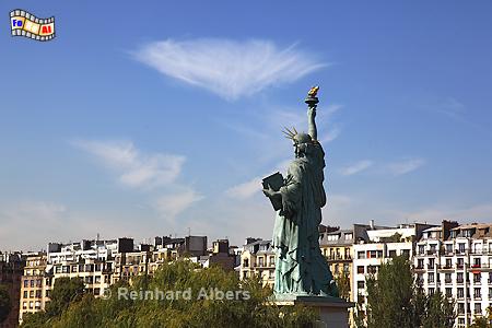 Die Freiheitsstatue in Paris ist eine verkleinerte Replik des Originals in New York. Sie war ein Geschenk der amerikanischen Gemeinde in Paris an ihre Wahlheimat und wurde anllich der Weltausstellung 1889 aufgestellt. , Paris, Cygnes, Grenelle, Quai, Freiheitsstatue, Statue, Seine, Albers, Foto, foreal,