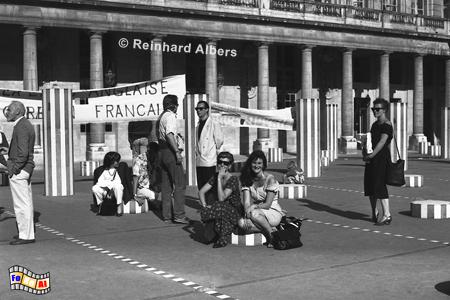 Demonstration gegen die berfremdung der frz. Sprache durch Anglzismen im Innenhof des Palais Royal., Frankreich, France, Paris, Palais, Royal, Richelieu, Ehrenhof, Buren, Albers, foreal,