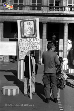 Demonstration gegen die berfremdung der frz. Sprache im Innenhof des Palais Royal., Paris, Palais Royal, Albers, Foto, foreal,