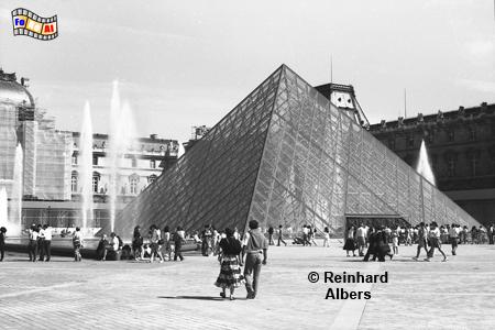 Pyramide am Louvre mit Wasserfontnen., Frankreich, France, Paris, Louvre, Cour, Pyramide, foreal, Albers,