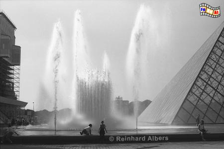 Wasserfontnen bei der Louvre Pyramide., Frankreich, France, Paris, Louvre, Cour, Pyramide, foreal, Albers,