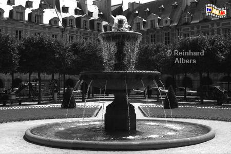 Springbrunnen auf dem Place des Vosges., Paris, Place des Vosges, Springbrunnen, Fontne, Albers, Foto, foreal,